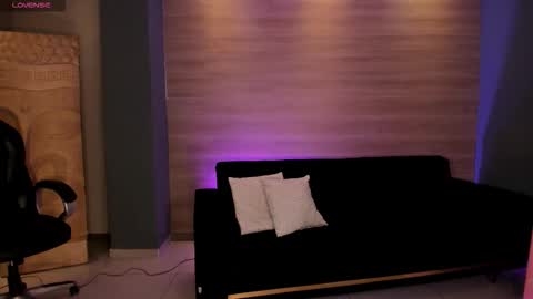 Snapshot of donnastonne chatting on 10.28.25 Donna Stonne online show from 10.28.25