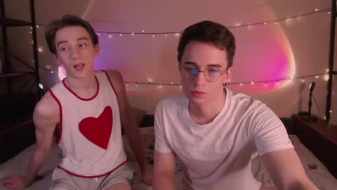 Snapshot of dontknowloool chatting on 01.04.25 EliotKenny online show from 01.04.25