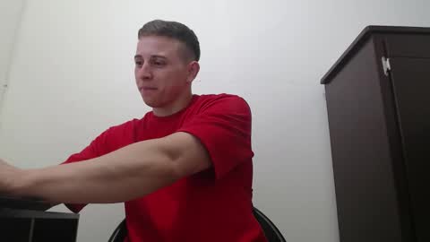 Snapshot of draco_boy2000 chatting on 10.10.25 draco_boy2000 online show from 10.10.25