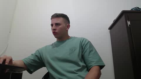 Snapshot of draco_boy2000 chatting on 10.13.25 draco_boy2000 online show from 10.13.25