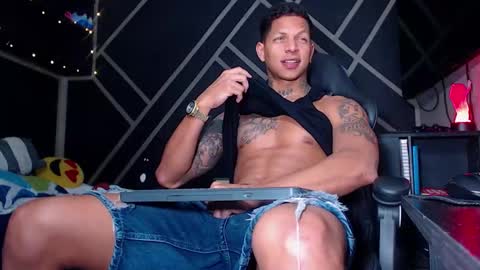 Snapshot of drake_jhonson08 chatting on 11.04.25 Drake online show from 11.04.25