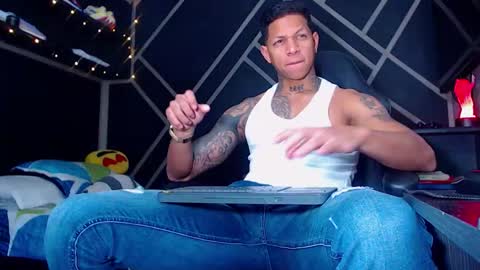 Snapshot of drake_jhonson08 chatting on 11.10.25 Drake online show from 11.10.25