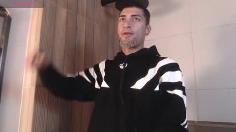 Snapshot of drakeneumann chatting on 10.05.25 Drake Neuman online show from 10.05.25