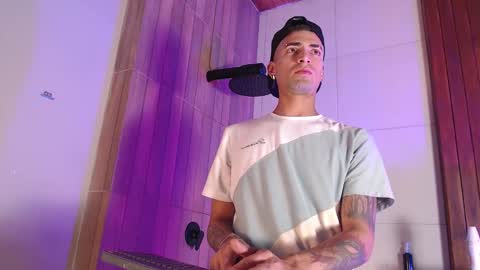 Snapshot of drakeneumann chatting on 11.11.25 Drake Neuman online show from 11.11.25