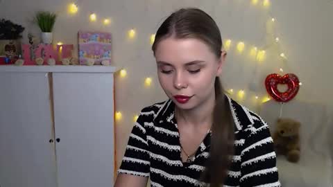 Snapshot of dream_mari chatting on 09.11.25 Mari online show from 09.11.25