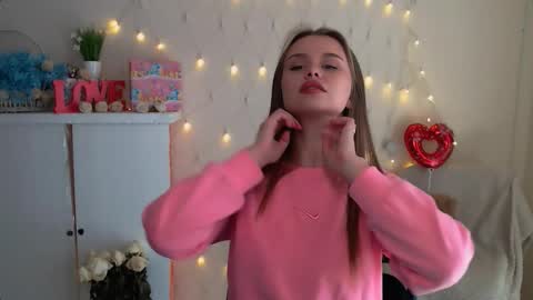 Snapshot of dream_mari chatting on 10.03.25 Mari online show from 10.03.25