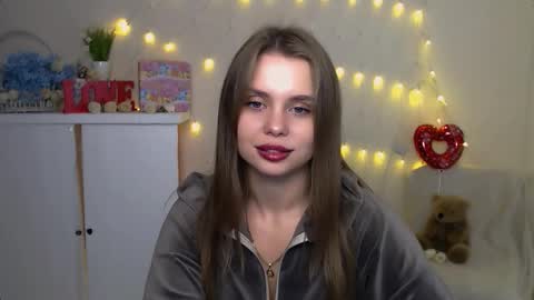 Snapshot of dream_mari chatting on 10.06.25 Mari online show from 10.06.25