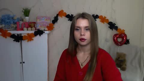 Snapshot of dream_mari chatting on 10.07.25 Mari online show from 10.07.25