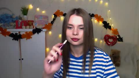 Snapshot of dream_mari chatting on 10.17.25 Mari online show from 10.17.25