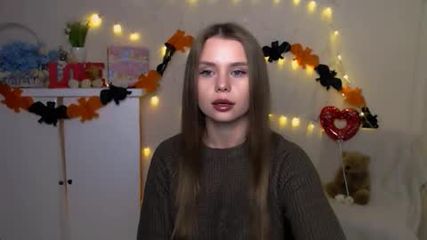 Snapshot of dream_mari chatting on 10.19.25 Mari online show from 10.19.25