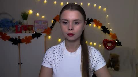 Snapshot of dream_mari chatting on 10.20.25 Mari online show from 10.20.25