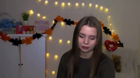 Snapshot of dream_mari chatting on 10.23.25 Mari online show from 10.23.25