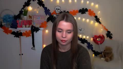 Snapshot of dream_mari chatting on 10.29.25 Mari online show from 10.29.25