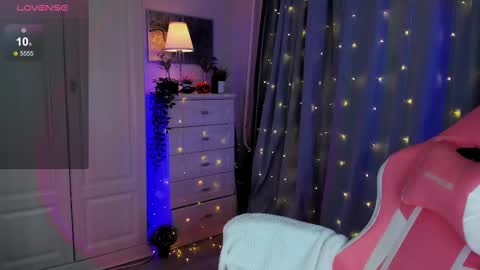 Snapshot of dreamaise chatting on 03.12.25 Mary pvt open use pink and blue app lovense online show from 03.12.25