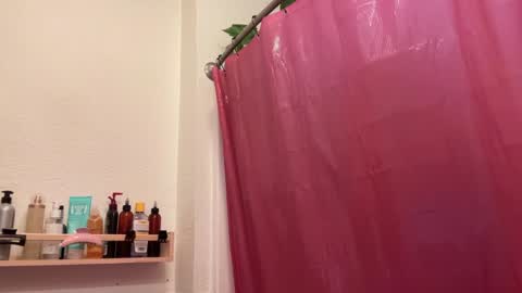 RIRI OR DREAMY online show from 12.18.24