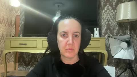 Snapshot of drresa chatting on 03.12.25 Dr. Resa online show from 03.12.25