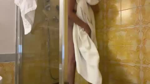 Snapshot of drresa chatting on 10.04.25 Dr. Resa online show from 10.04.25