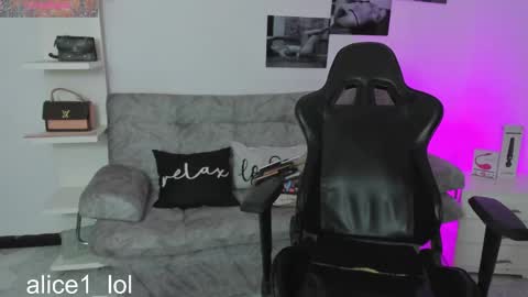 Snapshot of dulce_alice_ chatting on 03.06.25 ALICE online show from 03.06.25