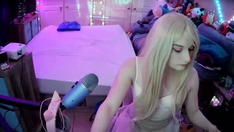 Snapshot of dvadaisy chatting on 01.17.25 DvaDaisy online show from 01.17.25