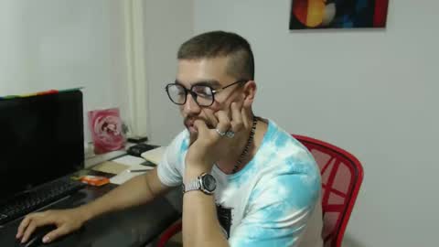 Snapshot of dylanhot10 chatting on 09.18.25 dylanhot10 online show from 09.18.25