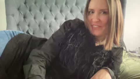 Nadia Ferreira  online show from 12.05.24