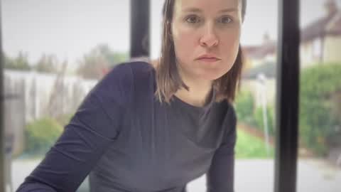 Nadia Ferreira  online show from 02.04.25