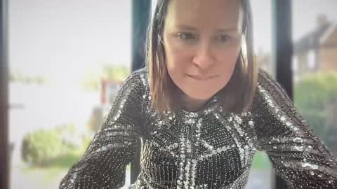 Nadia Ferreira  online show from 02.05.25