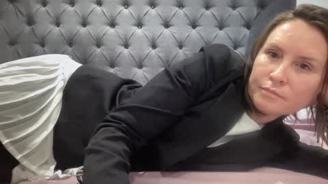 Nadia Ferreira  online show from 12.20.25