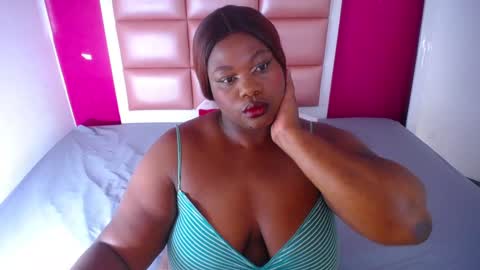 Snapshot of ebony_sugar_mommy chatting on 01.23.25 MILENA online show from 01.23.25