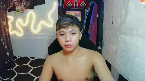 Snapshot of edrianburca052 chatting on 11.10.25 urasian chub online show from 11.10.25