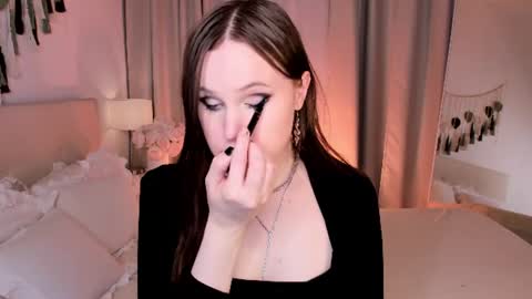 Snapshot of effiemur chatting on 06.19.26 Effie Mur online show from 06.19.26