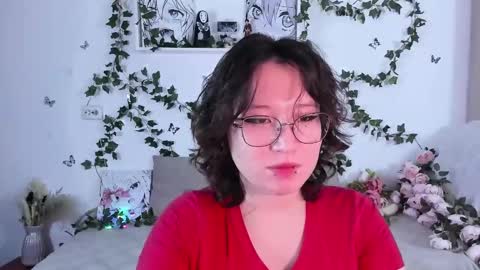 Snapshot of eileenwee chatting on 12.01.24 liasama online show from 12.01.24