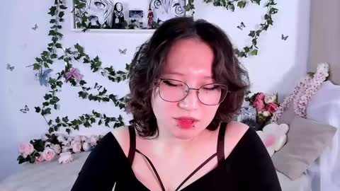 Snapshot of eileenwee chatting on 12.06.24 liasama online show from 12.06.24