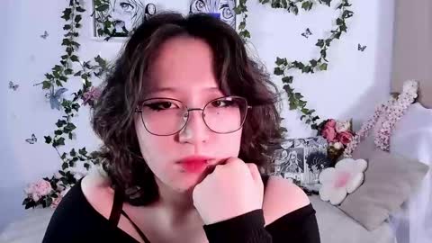 Snapshot of eileenwee chatting on 12.07.24 liasama online show from 12.07.24