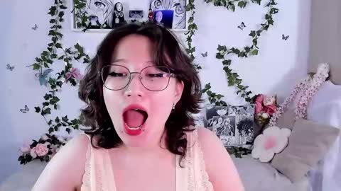 Snapshot of eileenwee chatting on 12.07.24 liasama online show from 12.07.24