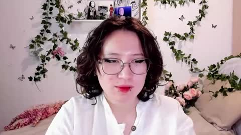 Snapshot of eileenwee chatting on 12.13.24 liasama online show from 12.13.24