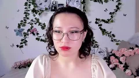 Snapshot of eileenwee chatting on 12.15.24 liasama online show from 12.15.24