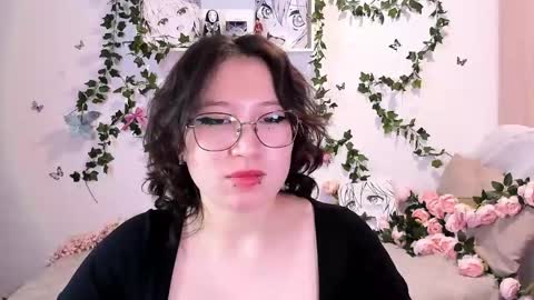 Snapshot of eileenwee chatting on 12.16.24 liasama online show from 12.16.24