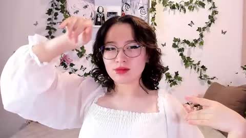 Snapshot of eileenwee chatting on 12.17.24 liasama online show from 12.17.24
