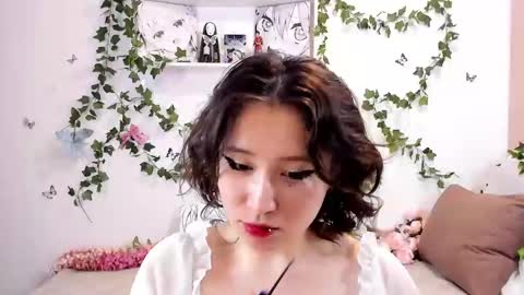 Snapshot of eileenwee chatting on 12.17.24 liasama online show from 12.17.24