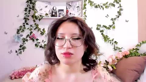 Snapshot of eileenwee chatting on 12.19.24 liasama online show from 12.19.24