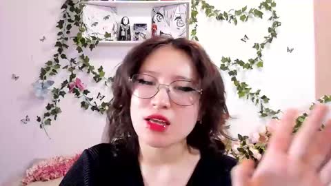 Snapshot of eileenwee chatting on 12.19.24 liasama online show from 12.19.24