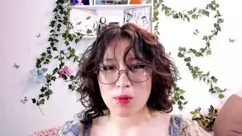 Snapshot of eileenwee chatting on 12.21.24 liasama online show from 12.21.24