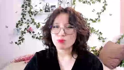 Snapshot of eileenwee chatting on 12.21.24 liasama online show from 12.21.24