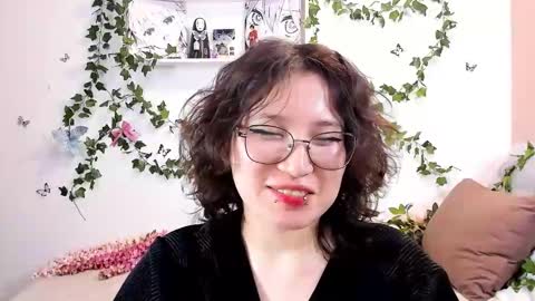 Snapshot of eileenwee chatting on 12.21.24 liasama online show from 12.21.24