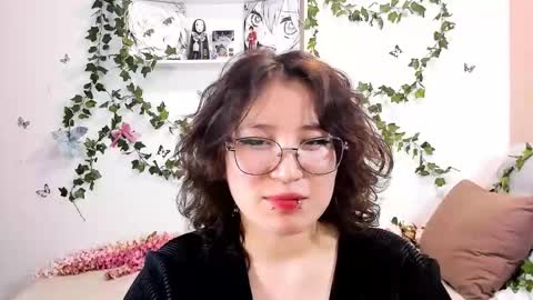 Snapshot of eileenwee chatting on 12.21.24 liasama online show from 12.21.24