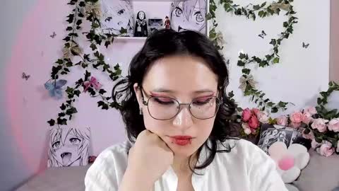 Snapshot of eileenwee chatting on 12.25.24 liasama online show from 12.25.24