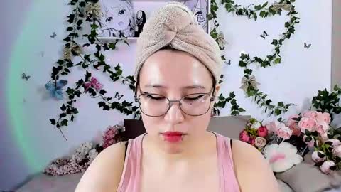 Snapshot of eileenwee chatting on 12.26.24 liasama online show from 12.26.24