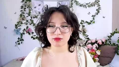 Snapshot of eileenwee chatting on 12.27.24 liasama online show from 12.27.24