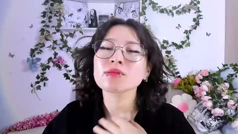 Snapshot of eileenwee chatting on 12.28.24 liasama online show from 12.28.24